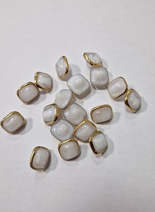 Пуговица прямоугольная на ножке d-13мм белая с золотым ободком - в интернет-магазине тканей Тессутидея арт. F-5866