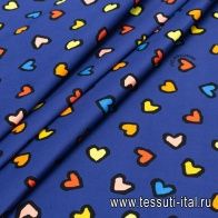 Хлопок стрейч (н) разноцветные сердца на синем в стиле Moschino - итальянские ткани Тессутидея арт. 01-5223