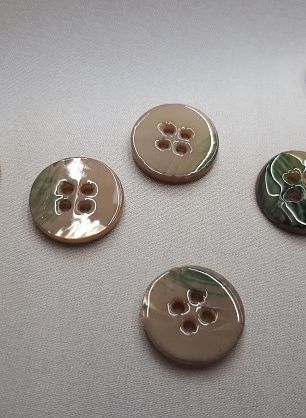 Пуговица ракушка 4 прокола d-14мм бежево-зеленая с ободком - в интернет-магазине тканей Тессутидея арт. F-3935