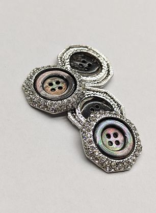 Пуговица комбинированная 4 прокола d-26мм серая ракушка со стразами - в интернет-магазине тканей Тессутидея арт. F-3575