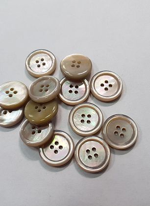 Пуговица ракушка 4 прокола d-14мм бежевый перламутр - в интернет-магазине тканей Тессутидея арт. F-5307