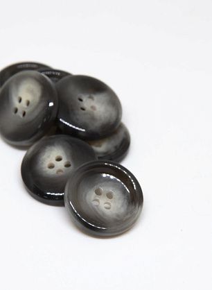 Пуговица пластик 4 прокола d-22мм серо-белая - в интернет-магазине тканей Тессутидея арт. F-4730