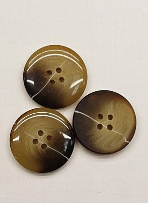 Пуговица пластик 4 прокола d-28мм бежево-коричневая с белой полосой - в интернет-магазине тканей Тессутидея арт. F-6796