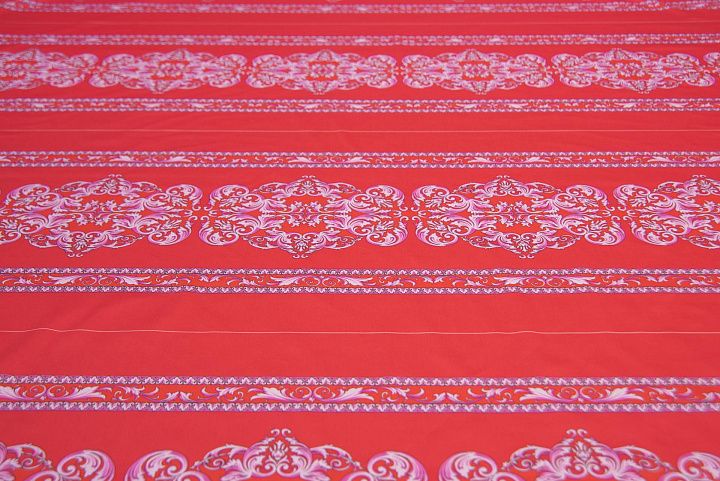 Хлопок купон (0,43м) стрейч (н) розовый орнамент на красном в стиле Versace - итальянские ткани Тессутидея арт. 01-5861