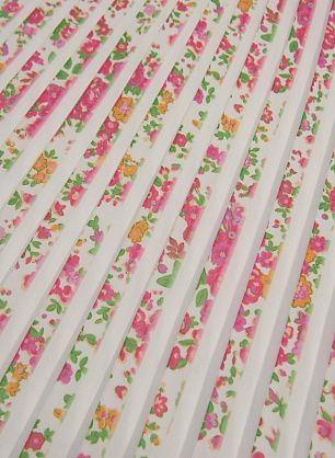 Плиссе (н) розовый цветочный орнамент на белом - в интернет-магазине тканей Тессутидея арт. 03-6291