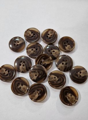 Пуговица костюмная пластик 4 прокола d-18мм светло-коричневая - в интернет-магазине тканей Тессутидея арт. F-5834