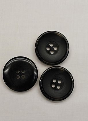 Пуговица пластик под рог 4 прокола d-25мм черная - в интернет-магазине тканей Тессутидея арт. F-6720