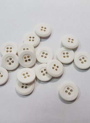 Пуговица пластик 4 прокола d-15мм белая - в интернет-магазине тканей Тессутидея арт. F-5279