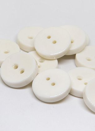 Пуговица пластик 2 прокола d-20мм белая - в интернет-магазине тканей Тессутидея арт. F-4759