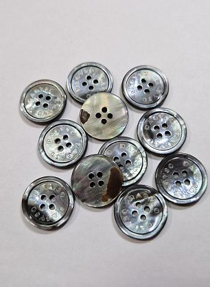 Пуговица костюмная ракушка 4 прокола d-20мм серая - в интернет-магазине тканей Тессутидея арт. F-5977