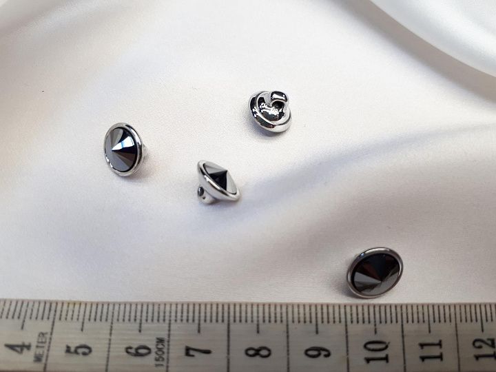 Пуговица металл серебро на ножке со серым стразом Swarovski d-10мм  - итальянские ткани Тессутидея арт. F-3896