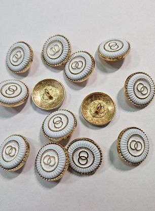 Пуговица металл золото на ножке d-18мм белая глазированная с логотипом шанель - в интернет-магазине тканей Тессутидея арт. F-5817