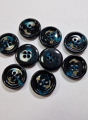 Пуговица костюмная пластик 4 прокола d-20мм черно-голубая с надписью - в интернет-магазине тканей Тессутидея арт. F-5979