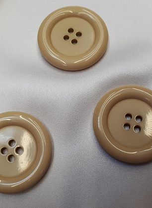 Пуговица пластик 4 прокола d-34-38мм топленое молоко  - в интернет-магазине тканей Тессутидея арт. F-3869
