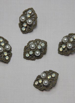 Пуговица металл бронза на ножке d-24мм цветок с жемчугом и стразами - в интернет-магазине тканей Тессутидея арт. F-2796