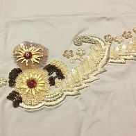 Аппликация вышивка из пайеток и бисера на бежевом трикотаже Blumarine - итальянские ткани Тессутидея арт. F-3289