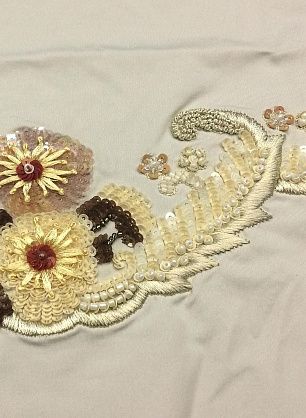 Аппликация вышивка из пайеток и бисера на бежевом трикотаже Blumarine - итальянские ткани Тессутидея.