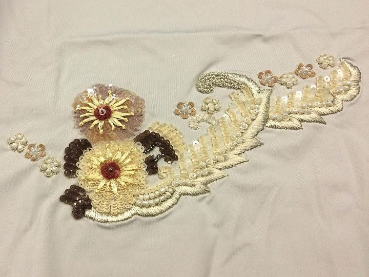 Аппликация вышивка из пайеток и бисера на бежевом трикотаже Blumarine - итальянские ткани Тессутидея арт. F-3289