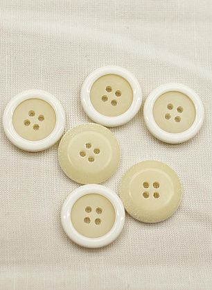 Пуговица пластик 4 прокола d-18мм светло-бежевая с белым ободком - в интернет-магазине тканей Тессутидея арт. F-6975