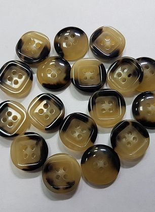 Пуговица пластик 4 прокола d-18мм бежево-черная - в интернет-магазине тканей Тессутидея арт. F-5214