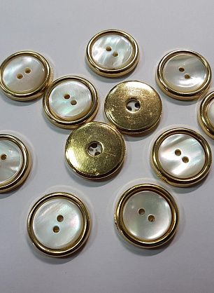 Пуговица пластик 2 прокола d-22мм белый перламутр в золоте - в интернет-магазине тканей Тессутидея арт. F-5506