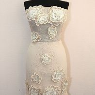 Аппликация - ручная вышивка розы на персиковом Blumarine - итальянские ткани Тессутидея арт. F-1285