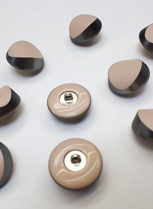 Пуговица пластик на ножке d-20мм серо-бежевая - в интернет-магазине тканей Тессутидея арт. F-4170