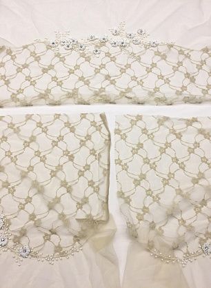 Аппликация на сетке (н) бежевое кружево расшитое белым стеклярусом (3 детали) Valentino - в интернет-магазине тканей Тессутидея арт. F-2935