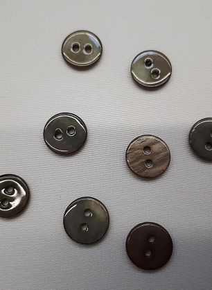 Пуговица ракушка 2 прокола d-10мм хаки именная - итальянские ткани Тессутидея F-3967