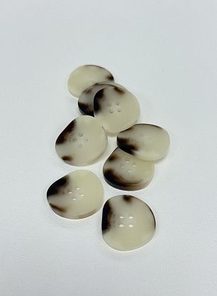 Пуговица пластик под рог 4 прокола d-25мм бежево-коричневая - в интернет-магазине тканей Тессутидея арт. F-7154