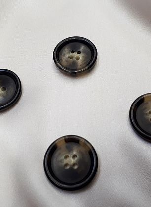 Пуговица пластик 4 прокола d-24мм бежево-коричневая - в интернет-магазине тканей Тессутидея арт. F-3877