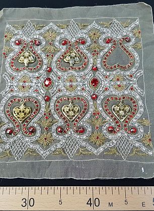 Аппликация красно-бежевая из стекляруса и страз на бежевой органзе 27*27см - в интернет-магазине тканей Тессутидея арт. F-5027