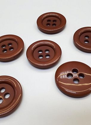 Пуговица пластик 4 прокола d-37мм светло-коричневая - в интернет-магазине тканей Тессутидея арт. F-4183