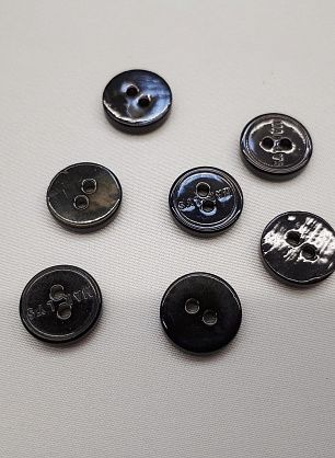 Пуговица ракушка 2 прокола d-12мм темно-зеленая именная - в интернет-магазине тканей Тессутидея арт. F-3964