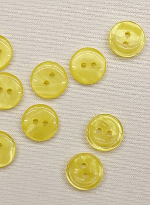 Пуговица пластик 2 прокола d-10мм желтая - в интернет-магазине тканей Тессутидея арт. F-6560