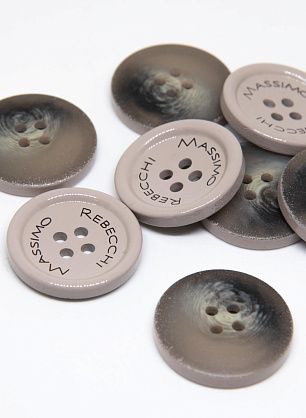 Пуговица пластик 4 прокола d-25мм светло-бежево-коричневая - в интернет-магазине тканей Тессутидея арт. F-4682