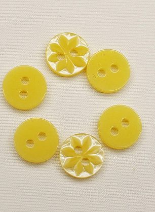 Пуговица пластик 2 прокола d-11мм желтая фантазийная - в интернет-магазине тканей Тессутидея арт. F-6576