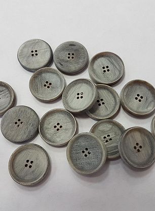 Пуговица деревянная 4 прокола d-20мм серая, темно-серая - в интернет-магазине тканей Тессутидея арт. F-5022
