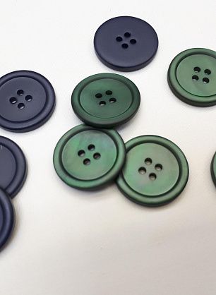 Пуговица ракушка 4 прокола d-22мм зеленая, синяя - в интернет-магазине тканей Тессутидея арт. F-4178