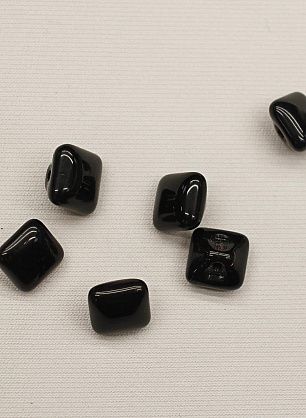 Пуговица стеклянная на ножке d-10мм квадратная черная - в интернет-магазине тканей Тессутидея арт. F-6589