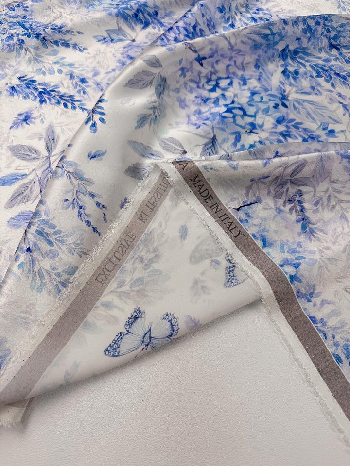 Шелк атлас (н) голубой цветочный рисунок на белом - итальянские ткани Тессутидея арт. 10-4865