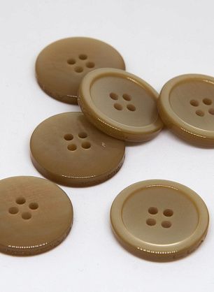 Пуговица пластик 4 прокола d-22мм бежевая перламутровая - в интернет-магазине тканей Тессутидея арт. F-4690