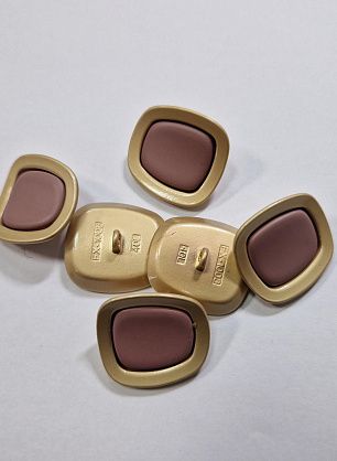 Пуговица металл золото на ножке d-24мм бежевая с антико вставкой  - в интернет-магазине тканей Тессутидея арт. F-6055