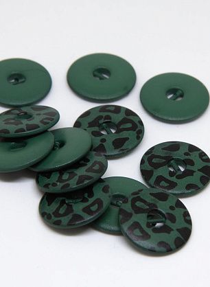 Пуговица пластик 2 прокола d-17мм зеленая с черными вкраплениями - в интернет-магазине тканей Тессутидея арт. F-4587