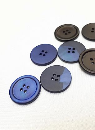 Пуговица ракушка 4 прокола d-24мм темно-коричневая, синяя - в интернет-магазине тканей Тессутидея арт. F-4177