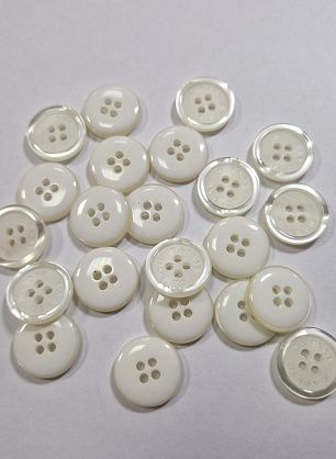 Пуговица пластик 4 прокола d-15мм молочная с перламутровым ободком - итальянские ткани Тессутидея F-5960