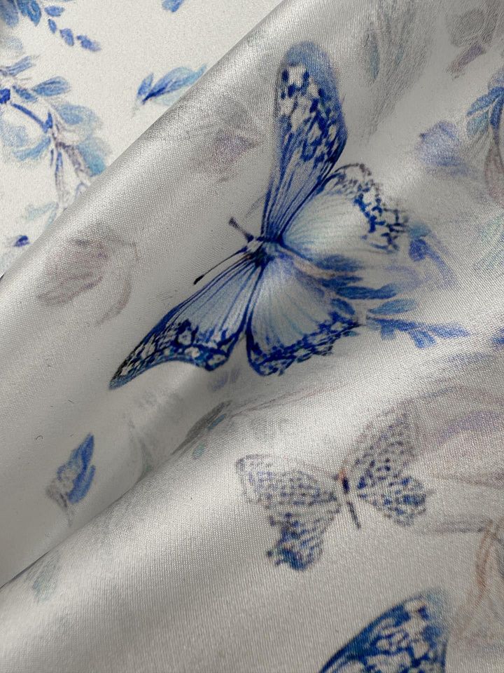 Шелк атлас (н) голубой цветочный рисунок на белом - итальянские ткани Тессутидея арт. 10-4865