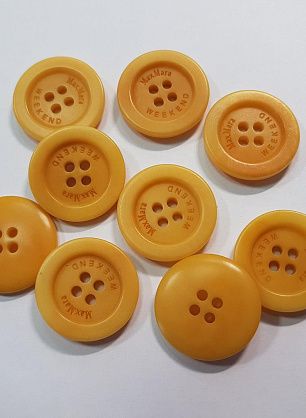 Пуговица пластик 4 прокола d-22мм шафрановая Max Mara - в интернет-магазине тканей Тессутидея арт. F-5583