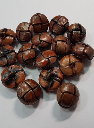 Пуговица на ножке плетеная кожа d-20мм коричневая с напылением - в интернет-магазине тканей Тессутидея арт. F-5646