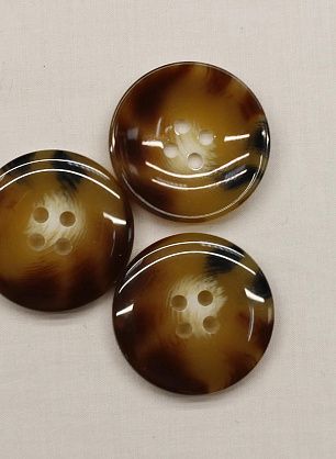 Пуговица пластик под рог 4 прокола d-15мм коричневая с черно-молочными вкраплениями - в интернет-магазине тканей Тессутидея арт. F-6759